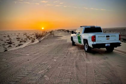En la frontera entre Estados Unidos y México, el desierto de Arizona se ha convertido en uno de los escenarios más peligrosos para los migrantes que intentan cruzar sin ser detectados