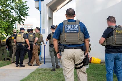 Los agentes federales realizan redadas de migrantes en todo EE.UU.