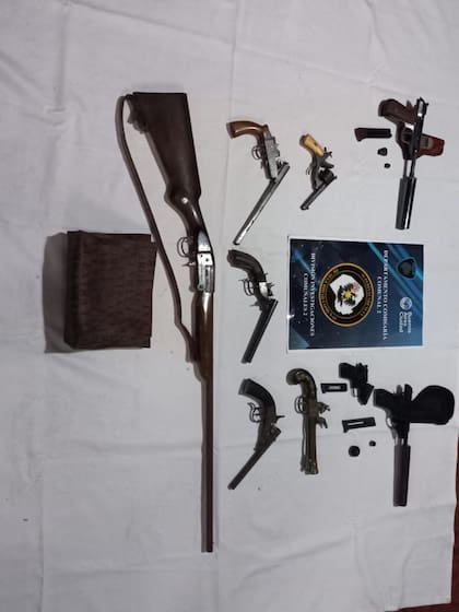 Los agentes hallaron ocho armas cortas y una escopeta