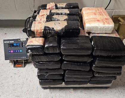 Los agentes incautan 1,4 millones de dólares en cocaína en un camión con remolque que transportaba un camión cisterna en el puerto de entrada de Eagle Pass