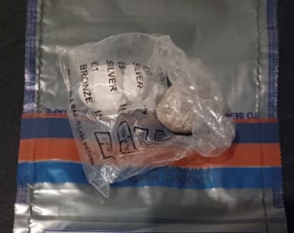 Los agentes incautaron varios gramos de droga