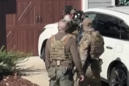 Los agentes insistieron hasta romper la ventana del auto para arrestar a las ciudadanas en Charlotte