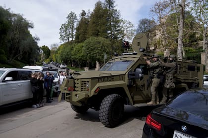 Los agentes llegan fuertemente armados a la lujosa mansión de Diddy Combs en Los Ángeles mientras la prensa cubre la noticia
