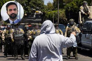 Los agentes llegaron al lugar con el objetivo de arrestar a trabajadores ambulantes que presuntamente vendían productos falsificados