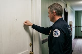 Qué deben hacer los trabajadores migrantes con visas H-1B cuando el Uscis llama a la puerta