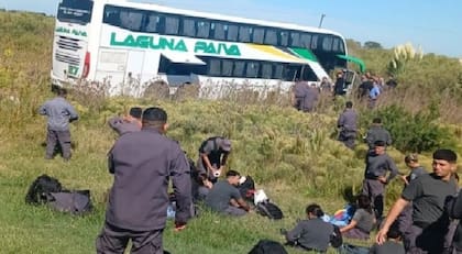 Los agentes penitenciarios asistieron a sus compañeros heridos junto al ómnibus de transporte que chocó en la autopista Santa Fe-Rosario