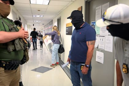 Los agentes pueden usar ropa de civil siempre y cuando se identifiquen al momento del arresto