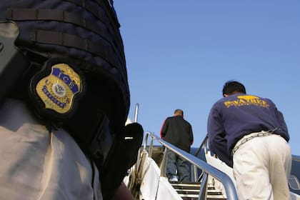 Los agentes que aplican deben ser ciudadanos estadounidenses y demostrar experiencia en tareas de seguridad pública antes de ser entrenados por ICE