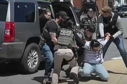 Los agentes sacaron al hombre de su vehículo por la fuerza