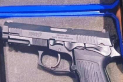 Los agentes secuestraron una caja plástica marca Bersa y una réplica de pistola calibre 9 mm