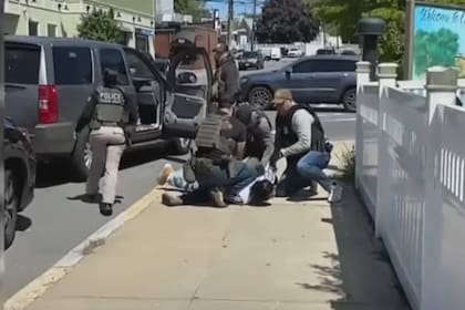 Los agentes tiraron al hombre al suelo y lo esposaron