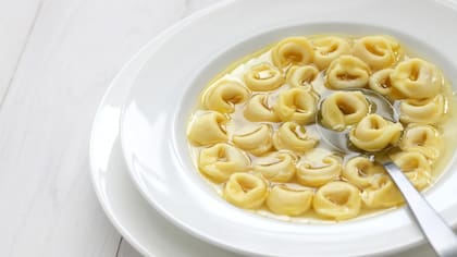 Los agnolotti son un tipo de pasta rellena de carne, que generalmente se hace en forma de capeletti grande