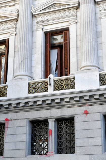 Los agresores rompieron la ventana del despacho de Cristina Kichner; otros proyectiles impactaron en la oficina del senador José Mayans 
