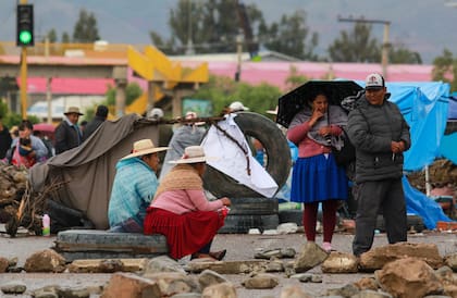 Los agricultores partidarios del expresidente boliviano Evo Morales bloquean una ruta que va de Cochabamba a La Paz para exigir la renuncia de los jueces que descalificaron la candidatura de Morales para las elecciones presidenciales del próximo año en Vinto, Bolivia, el 1 de febrero de 2024.
