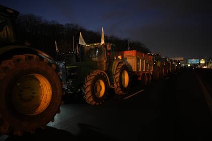 Los agricultores protestan con barricadas de tractores tras las repercusiones en el mercado por la guerra en Ucrania
 (AP Photo/Christophe Ena)