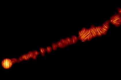 Los agujeros negros emiten chorros de luz polarizada