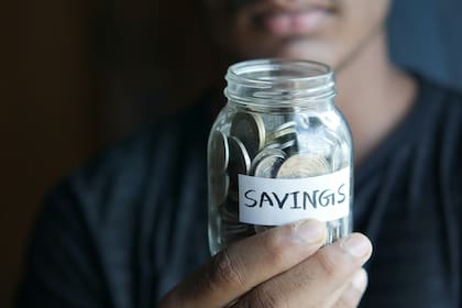 Los ahorros ayudan a las personas a salir de crisis financieras y laborales (Unsplash)