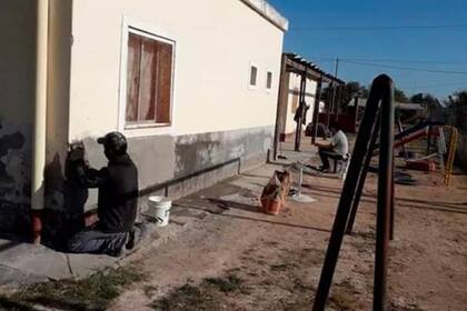 Los albañiles golondrina santiagueños trabajando donde cumplían su aislamiento obligatorio