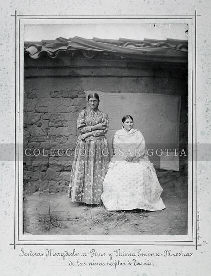 Los álbums que armó Pifferi incluían las imágenes de las maestras. En esta toma, las señoras Magdalena Pinos y Victoria Encinas, en la misión de Tarairí.