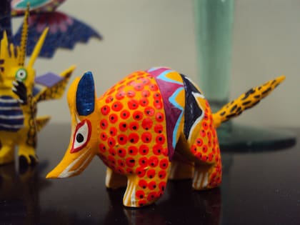 Los alebrijes es una artesanía elaborada principalmente de papel y cartón que combina animales y diversos colores llamativos