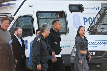 Los alegatos del juicio contra el futbolista de Boca Juniors Sebastián Villa, acusado de haber ejercido violencia de género contra su expareja Daniela Cortés en abril de 2020 en una vivienda de un barrio privado de la localidad bonaerense de Canning, comenzaron en los tribunales de Lomas de Zamora, informaron fuentes judiciales. 17/5/23