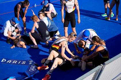 Los alemanes Tim Hellwig, Lisa Tertsch y Laura Lindemann celebran tras ganar el triatlón mixto de los Juegos Olímpicos de París, el lunes 5 de agosto de 2024