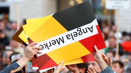 Los alemanes votan en unas elecciones que confirmarían a Merkel 16 años en el poder