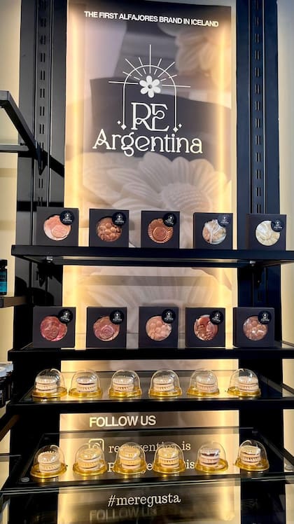 Los alfajores de Carla exhibidos en un local de Islandia.
