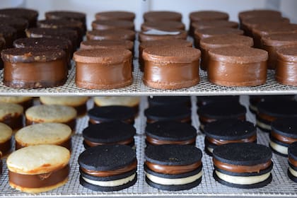 Los alfajores son contundentes, de relleno generoso y con la combinación de sabores en perfecta armonía. Por semana hornea entre 35 y 40 docenas en la cocina de su casa.