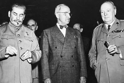 Joseph Stalin (izquierda), lider de la Unión Soviética, le dijo a Harry Truman (centro), persidente de los Estados Unidos, que creía que Hitler estaba vivo, en España o la Argentina