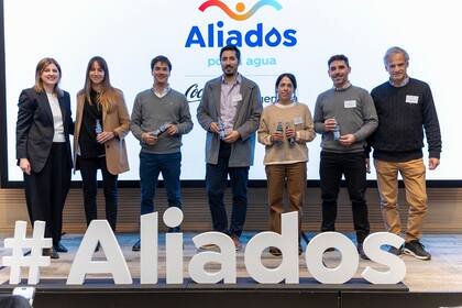 Los Aliados por el Agua con su merecido reconocimiento, acompañados por Enrique Pérez Estevez, Gerente de Asuntos Públicos, y Comunicaciones de Coca-Cola Andina y Silvina Bianco.