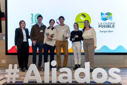 Los Aliados por el Reciclaje con su merecido reconocimiento, acompañados por Romina Saravia, Gerente de Asuntos Públicos, Comunicaciones y Sustentabilidad de Arca Continental y Silvina Bianco.
