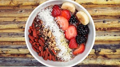 Los alimentos alcalinos incluyen: vegetales frescos, mayoría de las frutas frescas, semillas, frutos secos, lentejas, quinoa, tofu, miel, stevia, granos enteros, aceite de oliva y agua