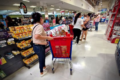 Los alimentos aumentaron en promedio 303,1% en un año.