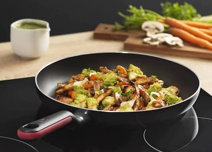 Existe ollas y sartenes hechas para que no se les pegue la comida al cocinar