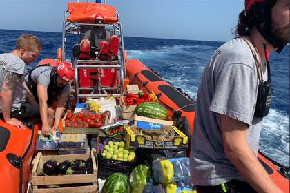 Los alimentos que Richard Gere ayudó a transportar hacia el buque humanitario