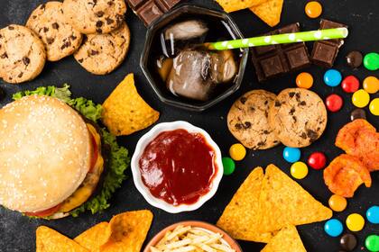 Los alimentos ultraprocesados son productos alimenticios de marca fabricados industrialmente a partir de ingredientes que son, en su mayoría, de uso exclusivamente industrial