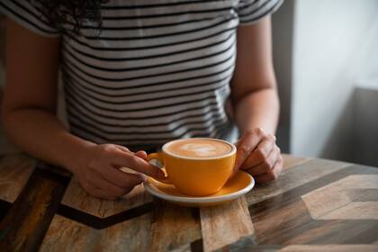 Los alimentos y bebidas, como el café, pueden incrementar la acidez en la boca, lo que hace que cepillarse inmediatamente después pueda dañar el esmalte (Archivo)
