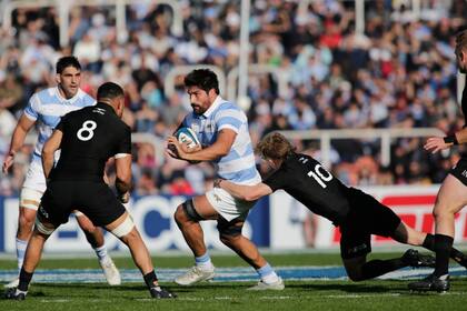 Los All Blacks ejercen una implacable defensa para resistir los ataques de los Pumas
