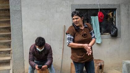 Los allegados del presidente aseguran que sufre porque no le dejan llamar a su mujer, en la imagen.