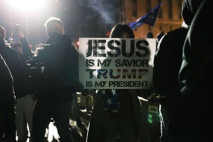 Los allí presentes acompañan la decisión de Trump que niega su derrota electoral