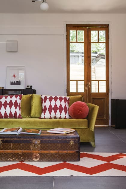 Los almohadones de Mercedes Segura y la alfombra de Seara aportan frescura y color.