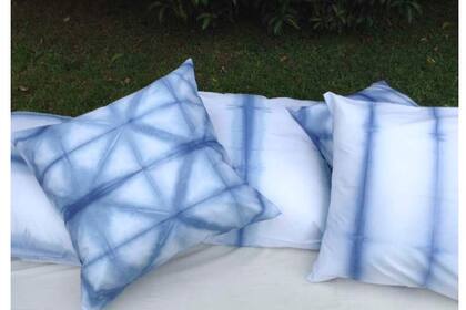 Los almohadones de Tinte Dyes están elaborados en tela de batista