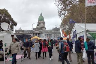 Aborto: el debate se vive en las calles, donde los militantes esperan resultados
