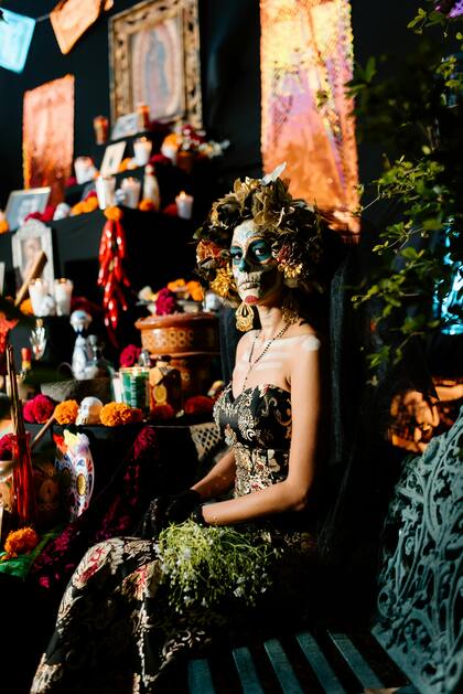 Los altares de Día de Muertos deben incluir flores, papel picado, agua, sal y otros elementos (Pexels/Bruno Cervera)