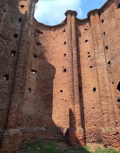 Los altos muros de la iglesia han sobrevivido más de 120 años.