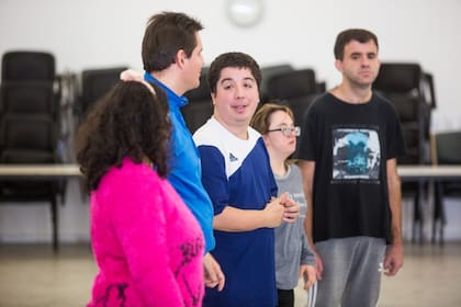 Los alumnos, además de tomar clase en el aula, tienen distintos talleres de expresión