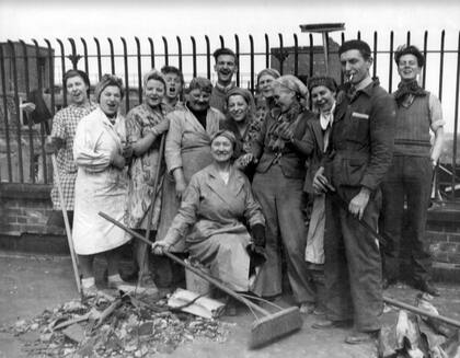 Los alumnos ayudaron en la reconstrucción del edificio tras los bombardeos que sufrió durante la Segunda Guerra Mundial