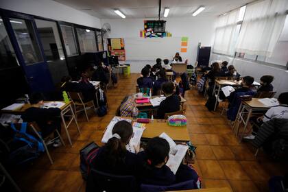 Los alumnos comparten pupitre, sin distanciamiento, en el Colegio Lincoln, según el nuevo protocolo porteño