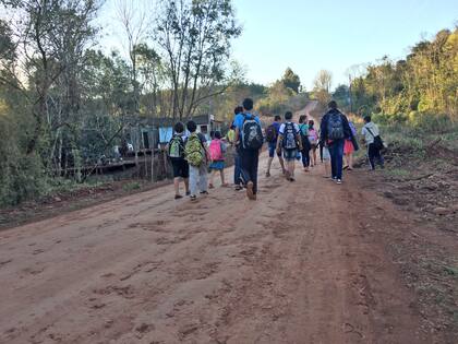 Los alumnos de 5º, 6º y 7º, vuelven de regreso a sus casas por el camino vecinal del paraje San Ramón